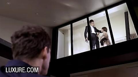 Katta kokraklar yalangoch fohishalar